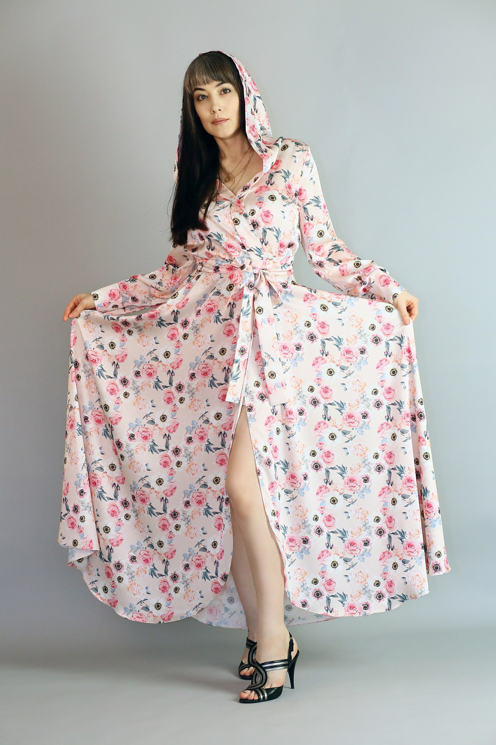 Платье на запа́х с розовым цветочным принтом