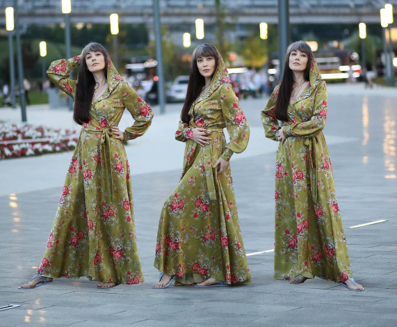 Платье с запахом и капюшоном: идеальное сочетание стиля и комфорта, популярное в этом сезоне